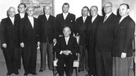 Gruppenfoto mit den Politkern des Kabinetts Steinhoff