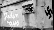 Die Außenmauer der Kölner Synagoge mit "Deutsche, wir fordern - Juden raus" beschmiert und geschändet