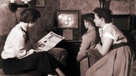 Familie beim Programmstart des Deutschen Fernsehens in den fünfziger Jahren