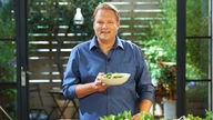 Björn Freitag mit Salatteller in der Hand