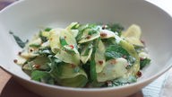 Wurzel-Kräuter-Salat mit Baumsirup-Dressing