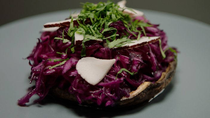 Portobello-Pilz mit Rotkohlsalat