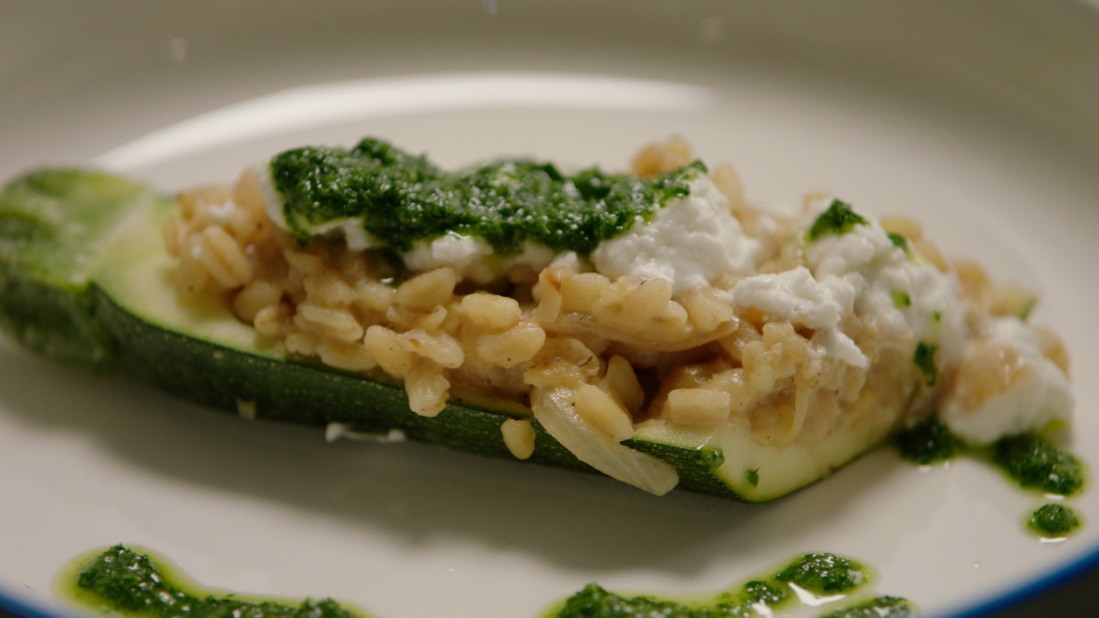 Gefüllte Zucchini mit Zartweizen und Petersilienpesto, Einfach und ...