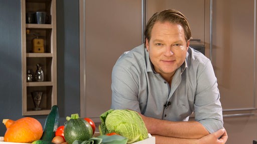 Björn Freitag in der Küche. 