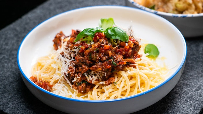 Pilz-Bolognese mit Fenchel-Melonensalat