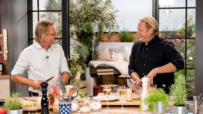 Frank Buchholz und Björn Freitag lachend im WDR-Kochstudio. 