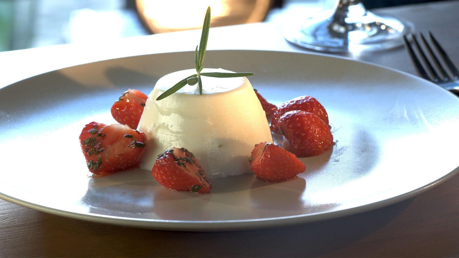 Buttermilch-Mousse mit Rosmarin-Erdbeeren, Einfach und köstlich: Das ...