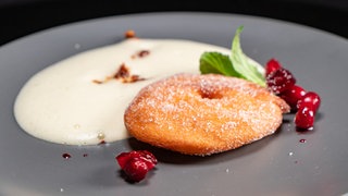 Apfel-Beignets mit Zabaione, Cranberries und Nüssen