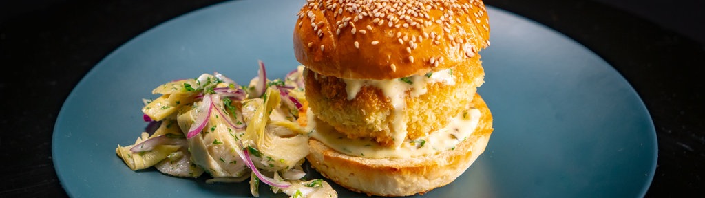 Seelachsburger „Bremer“ mit Artischockensalat und Remoulade 