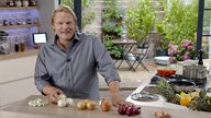 Björn Freitag erklärt die Unterschiede verschiedener Zwiebel-Sorten.