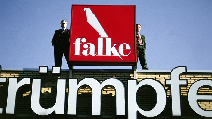  Franz Peter Falke mit seinem Bruder Paul, 1994, auf dem Dach der Firma "Falke" in Schmallenberg. 