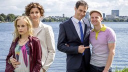 Zwei Paare, ein Traum: Steff (Friederike Kempter, li) und ihre Lebenspartnerin Neele (Christina Hecke) wünschen sich ebenso ein Kind, wie Kalle (Christian Näthe, re.) und sein Mann Jens (Marc Hosemann).