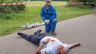 Ein Geldtransporter wurde brutal überfallen. Der Fahrer Pawel Olkowski (Tom Keune, r.) ist dabei ums Leben gekommen