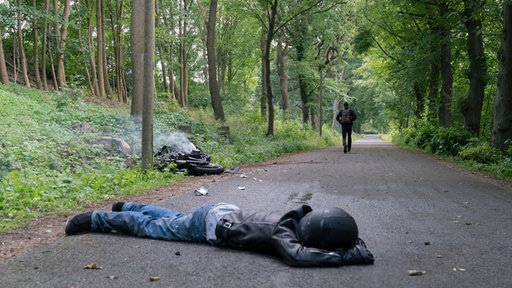 Die schweren Verletzungen, die sich der kaum volljährige Patrick Nieberg (Komprase) bei einem Motorradunfall zuzieht, sind tödlich.