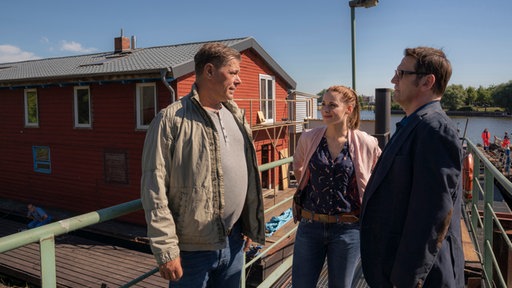 Finn Kiesewetter (Sven Martinek, l.), Nina Weiss (Julia Schäfle) und Lars Englen (Ingo Naujoks, r.) .