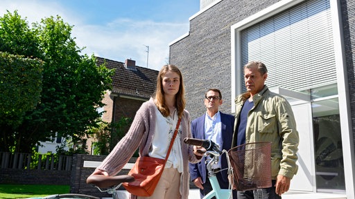 Lars (Ingo Naujoks, M.) und Finn (Sven Martinek, r.) konfrontieren Lilly Höven (Pauline Rénevier, l.) mit ihren Erkenntnissen.