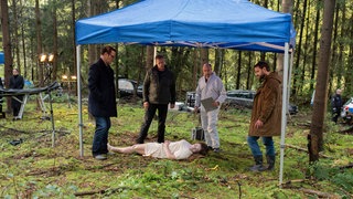 Die Kommissare Lars (Ingo Naujoks, l.), Finn (Sven Martinek, 2.v.l.) und Gregor (Jonas Minthe, r.) werden zum Leichenfund einer jungen Frau gerufen. Strahl (Christoph Tomarek, 2.v.r.) hat schon erste Erkenntnisse: Der Fundort ist nicht der Tatort.