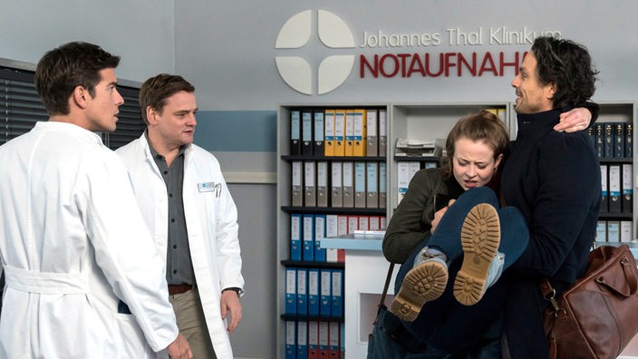 Der neue Oberarzt Dr. Noah Mattes (Chrisitan Martin Schäfer, r.) bringt Finja Wolters (Linda Belinda Podzus, 2.v.r.) in die Notaufnahme.