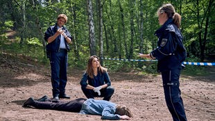 Heino Fuß (Sebastian Schwarz, l.), Jenny Dickel (Eva Bühnen, r.) und Marie Gabler (Katharina Wackernagel, M.) sind sich sicher - der Tote am Fuß des "Herkulfels" wurde ermordet!