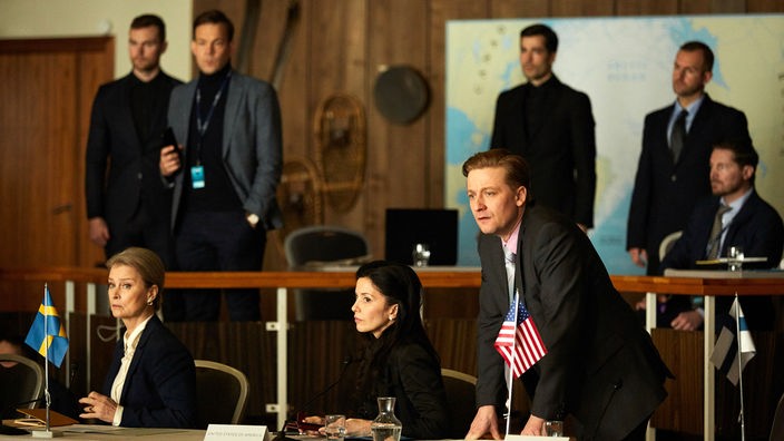 Die teilnehmenden Minister*innen des Arktischen Rates wollen die Sitzung abbrechen. Elsa (Lena, Endre, li.) versucht, sie zum Bleiben zu überreden.