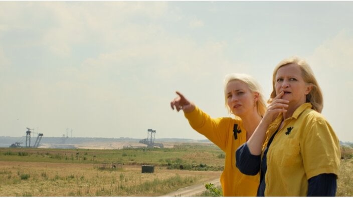 Marita (Johanna Gastdorf, r) und Natalie (Merle Wasmuth) betrachten das Abbaugebiet.