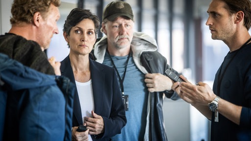 . FBI-Agentin Maggie Griffin (Carrie-Anne Moss) unterstützt die Larviker Kollegen Wisting (Sven Nordin, li.), Hammer (Mads Ousdal, Mitte re.) und Fjeld (Lars Berge, re.).