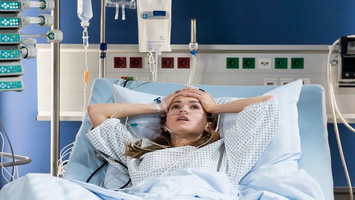 Jenny (Zoe Moore) ist verzweifelt – soll ihr Leben wirklich mit Herzschrittmacher und Dialyse weitergehen?