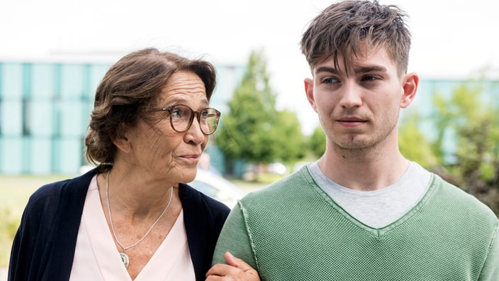 Besorgt bringt Joshua Alvart (Vincent zur Linden, r.) seine Oma Lene (Tatja Seibt, l.) ins Johannes-Thal-Klinikum