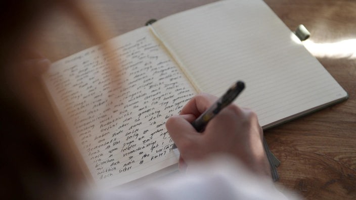 Close-up von einem Tagebuch, idnem geschrieben wird