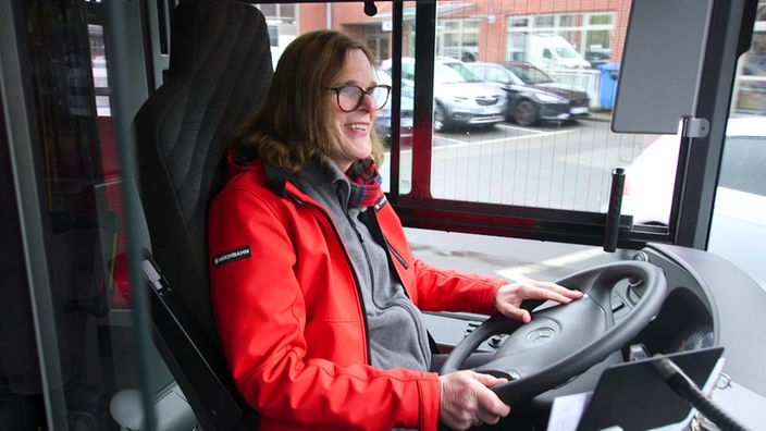 lachende Busfahrerin