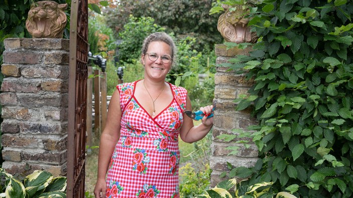 Kai Judith Wetzel in ihrem Garten.
