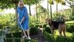 Petra Wichert bei der Gartenarbeit.  Airdale Terrier „James“ schaut zu. 