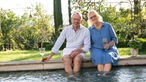 Petra Wichert und ihr Mann Ralf lassen die Füsse im Natur-Pool baumeln. 