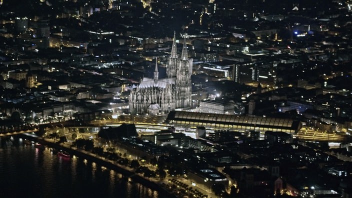 Luftaufnahme Kölner Dom und Hauptbahnhof bei Nacht