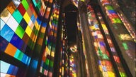 Das aus bunten Glasquadraten bestehende Fenster von Gerhard Richter im Kölner Dom
