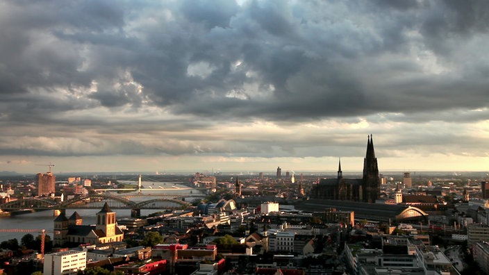 Blick über die Stadt Köln mit dem Dom und dem Hauptbahnhof