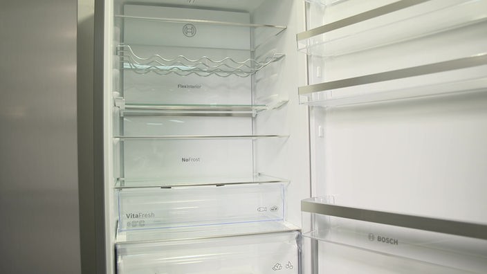 Das Bild zeigt einen leeren Kühlschrank von innen.