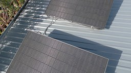 Das Bild zeigt die zwei angebrachten Stecker Solaranlagen auf dem Dach des Schuppens.