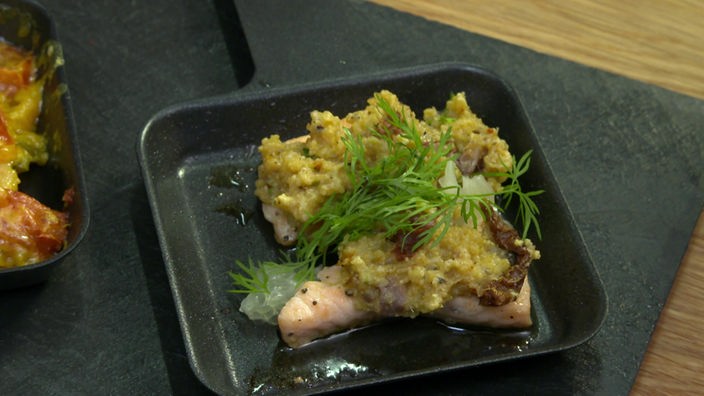 Das Bild zeigt das Gericht"Fisch mit Parmesan-Haube" im Raclette-Pfännchen.