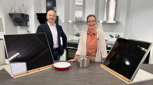 Auf dem Bild sieht man Yvonne Willicks und Elmar Fedderke im Fachgeschäft für Kochfelder.