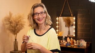 Yvonne Willicks mit einem Serum in der Hand.