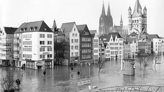 Überschwemmung in der Kölner Altstadt mit Dom im Hintergrunf