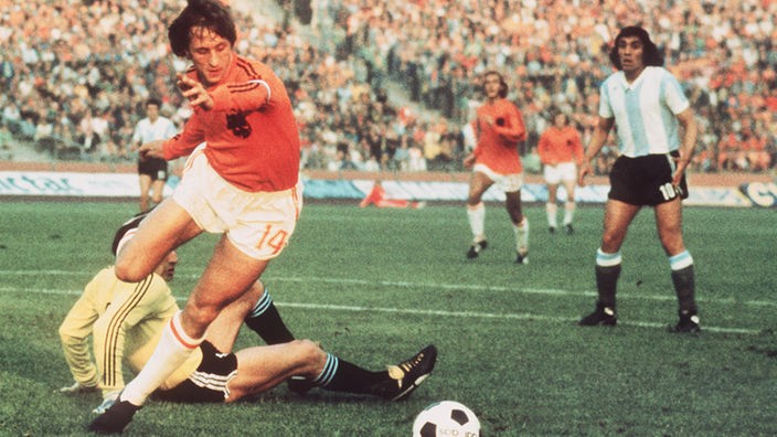 Argentiniens Fußballnationalmannschaft verliert bei der Fußball-WM am 26.06.1974 vor 55.000 Zuschauern im Gelsenkirchener Parkstadion in der 2. Finalrunde gegen die Niederlande am Ende mit 0:4.