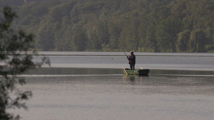 Ein Angler im Boot auf dem Baldeneysee
