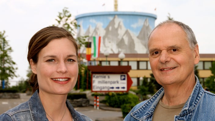 Cathrin Leopold und Bruno Schmitz stehen vor dem Freizeitpark Kalkar.