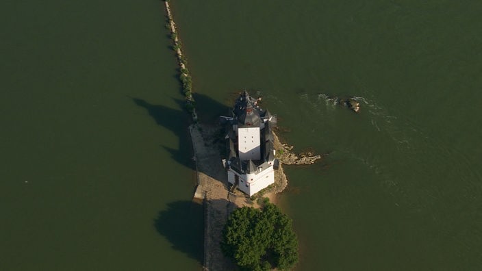 Luftaufnahme der Burg Pfalzengrafstein, die mitten im Rhein steht