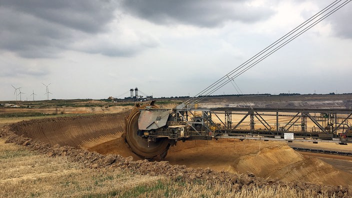 Braunkohle-Tagebau mit großem Bagger