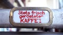 Ein altes Schild mit der Aufschrift Stets frisch gerösteter Kaffee