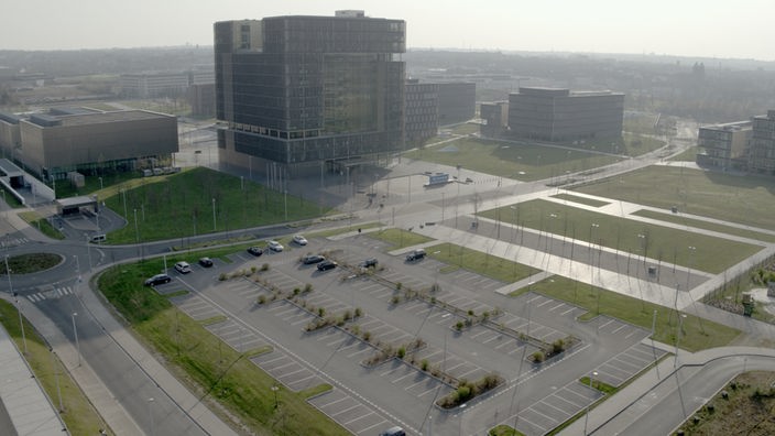 Luftaufnahme von einem riesigen leeren Parkplatz