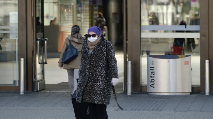 Eine Frau mit einer Schutzmaske